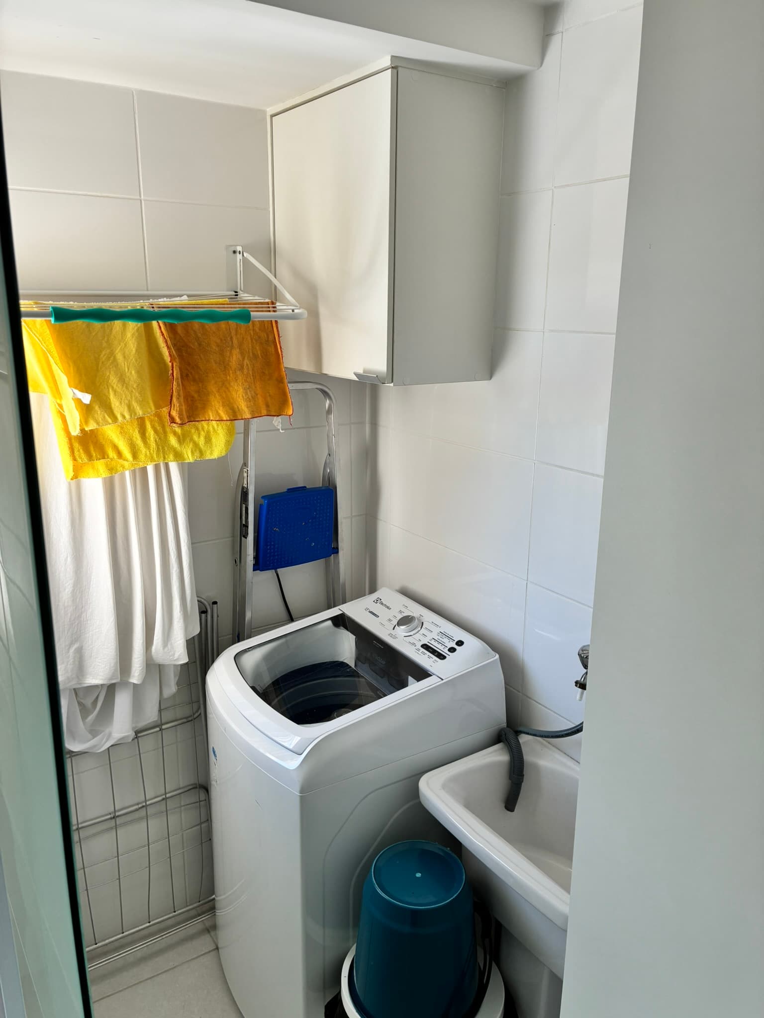 Lavanderia do apartamento com máquina de lavar