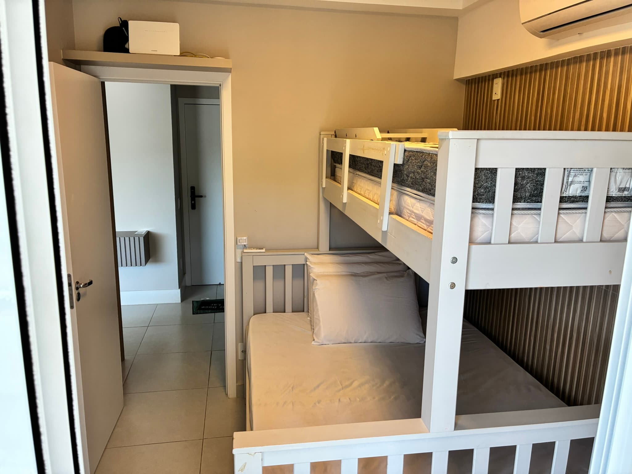 Quarto preparado para acomodar a família