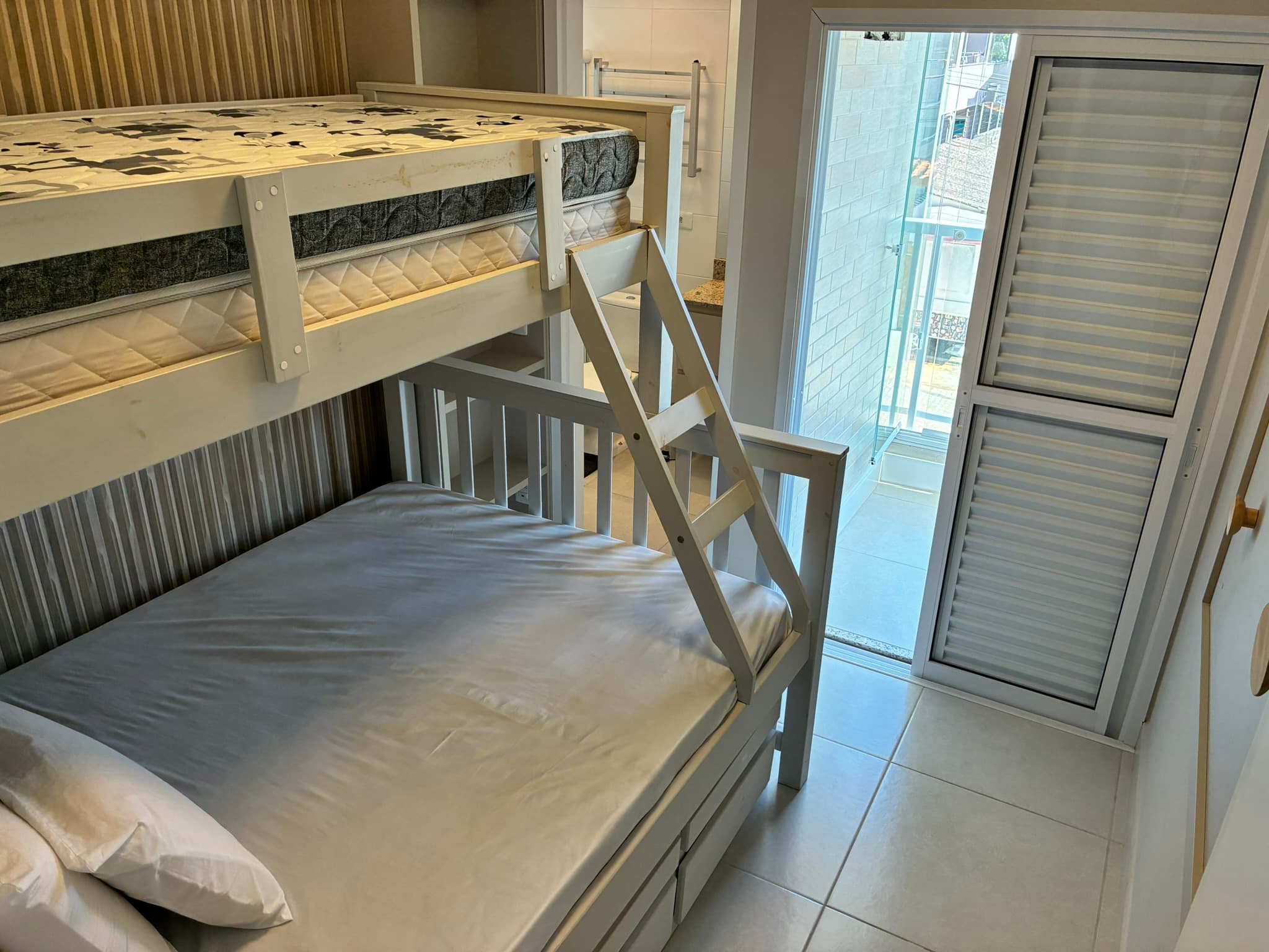 Quarto familiar com beliche e acesso à varanda