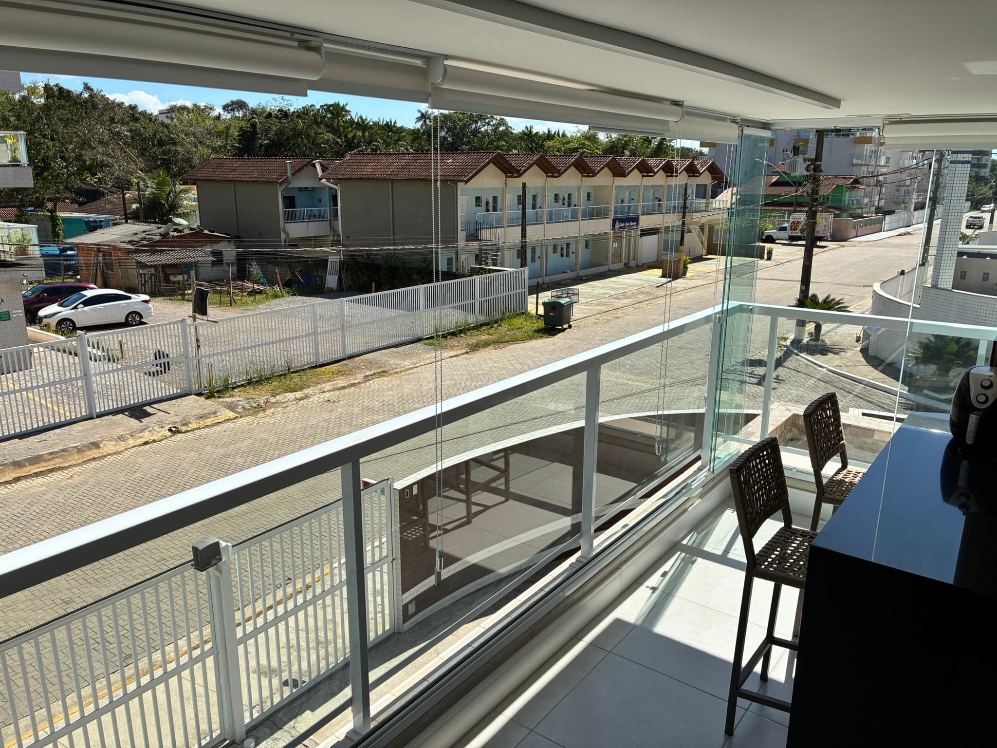 Varanda com vista aberta para a vizinhança das Toninhas