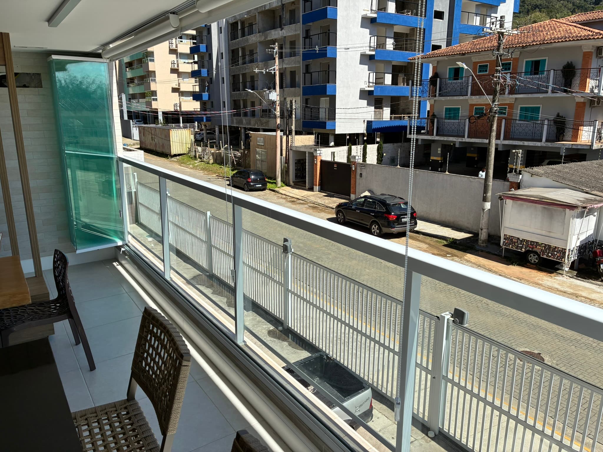 Varanda envidraçada vista a partir da sala