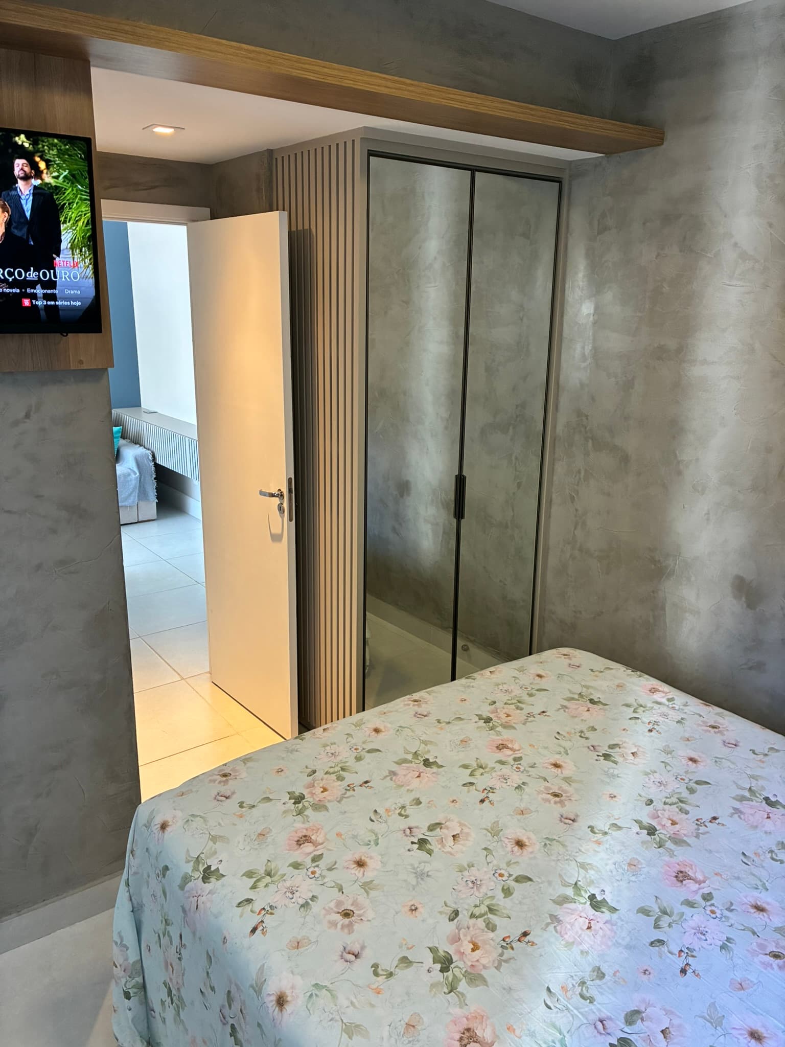 Quarto de casal visto a partir da entrada