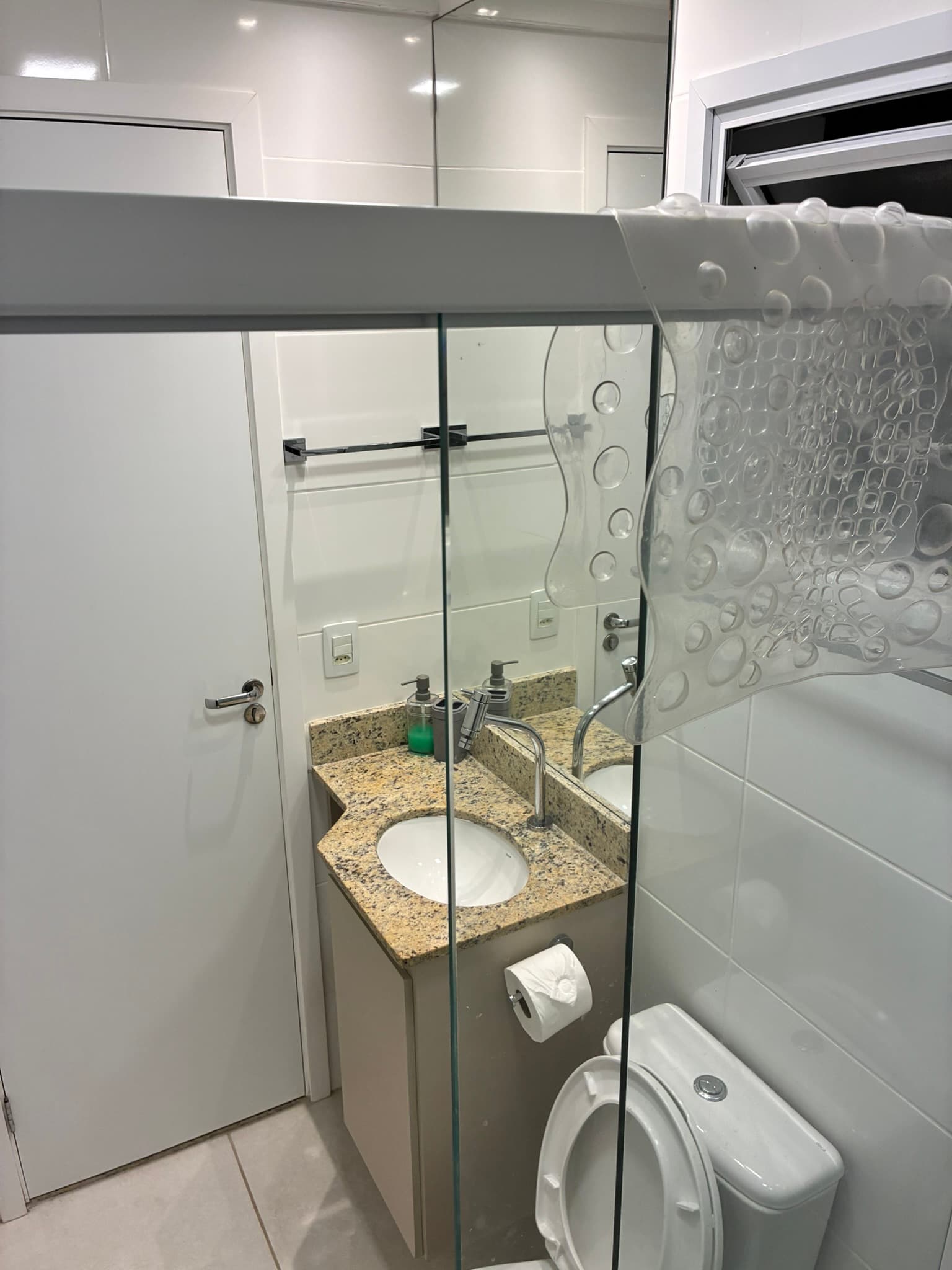 Segundo banheiro do apartamento com box e bancada