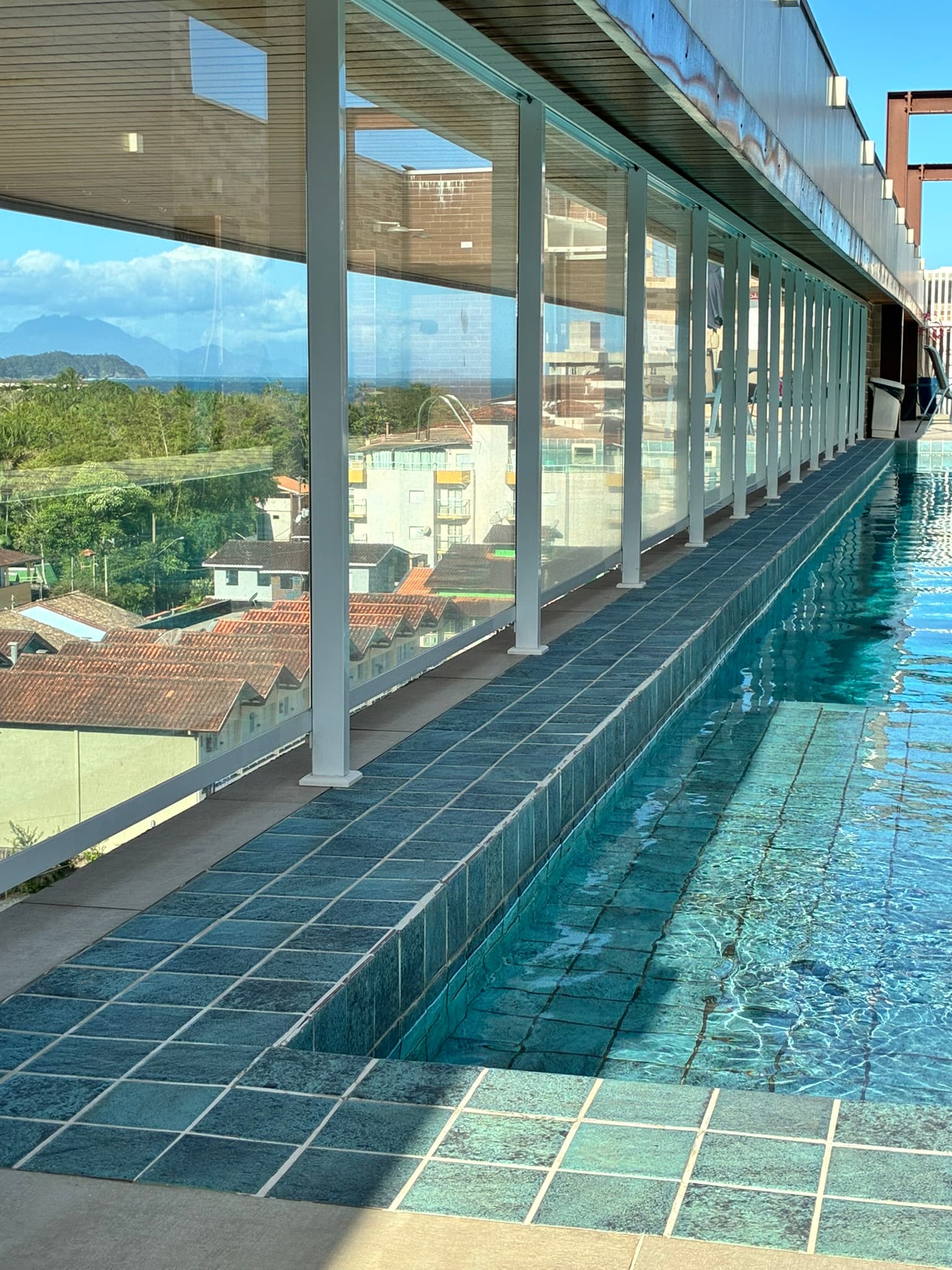 Vista longitudinal da piscina do condomínio
