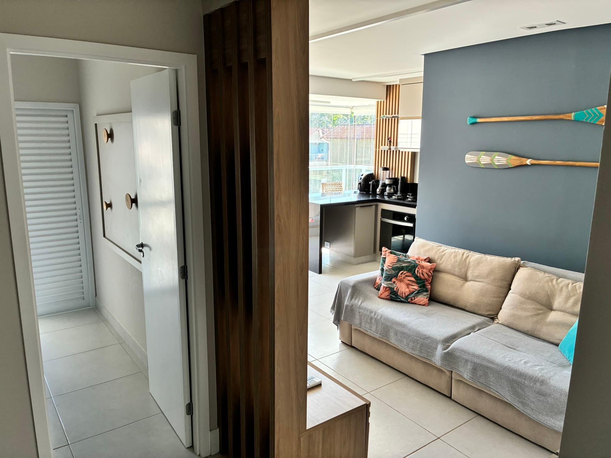 Entrada do apartamento com vista para a sala de estar