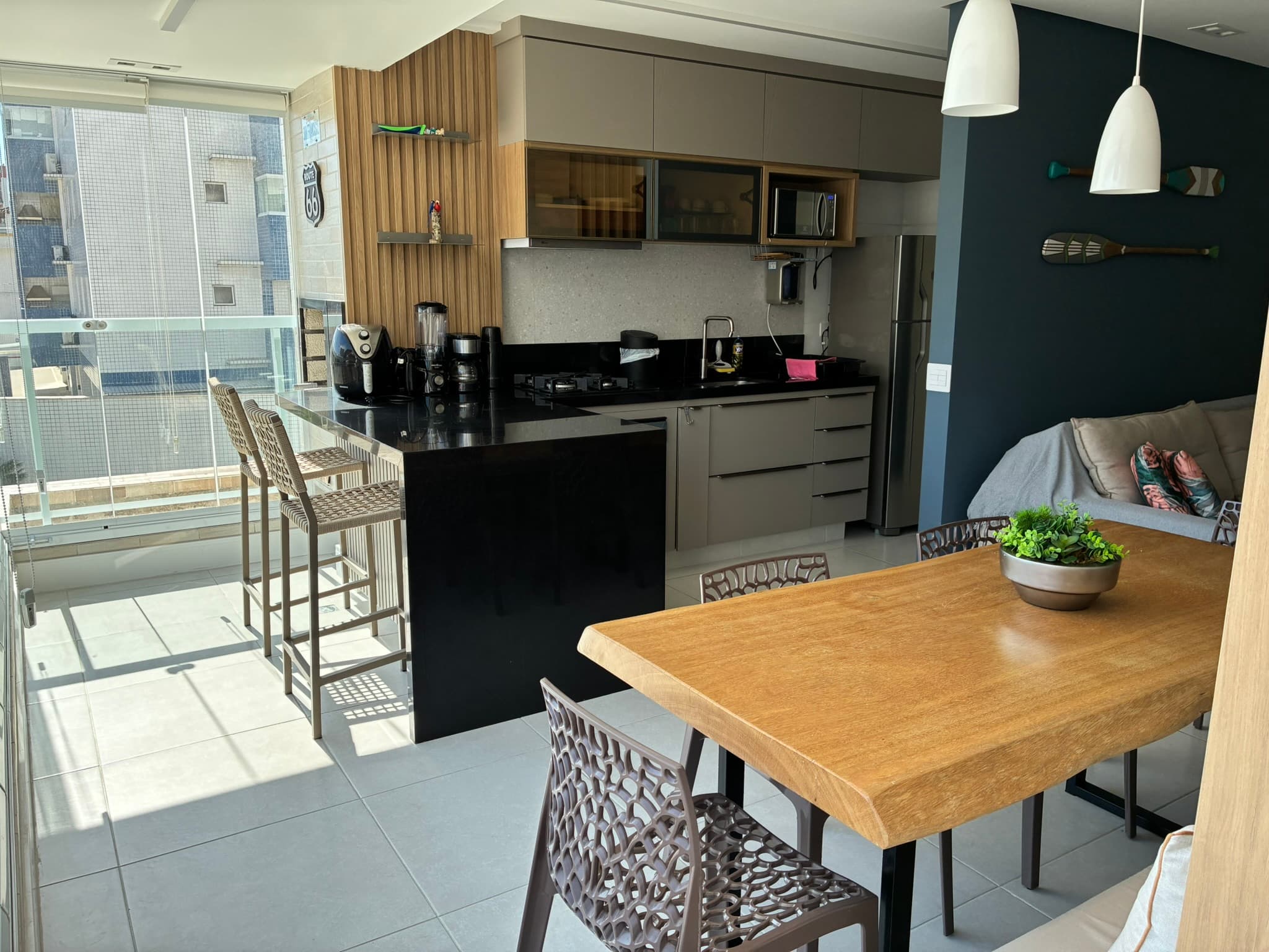 Sala de jantar integrada à cozinha e à varanda do Apto Ágata
