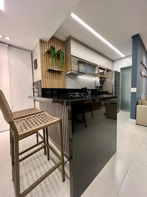 Cozinha com a cortina da varanda abaixada
