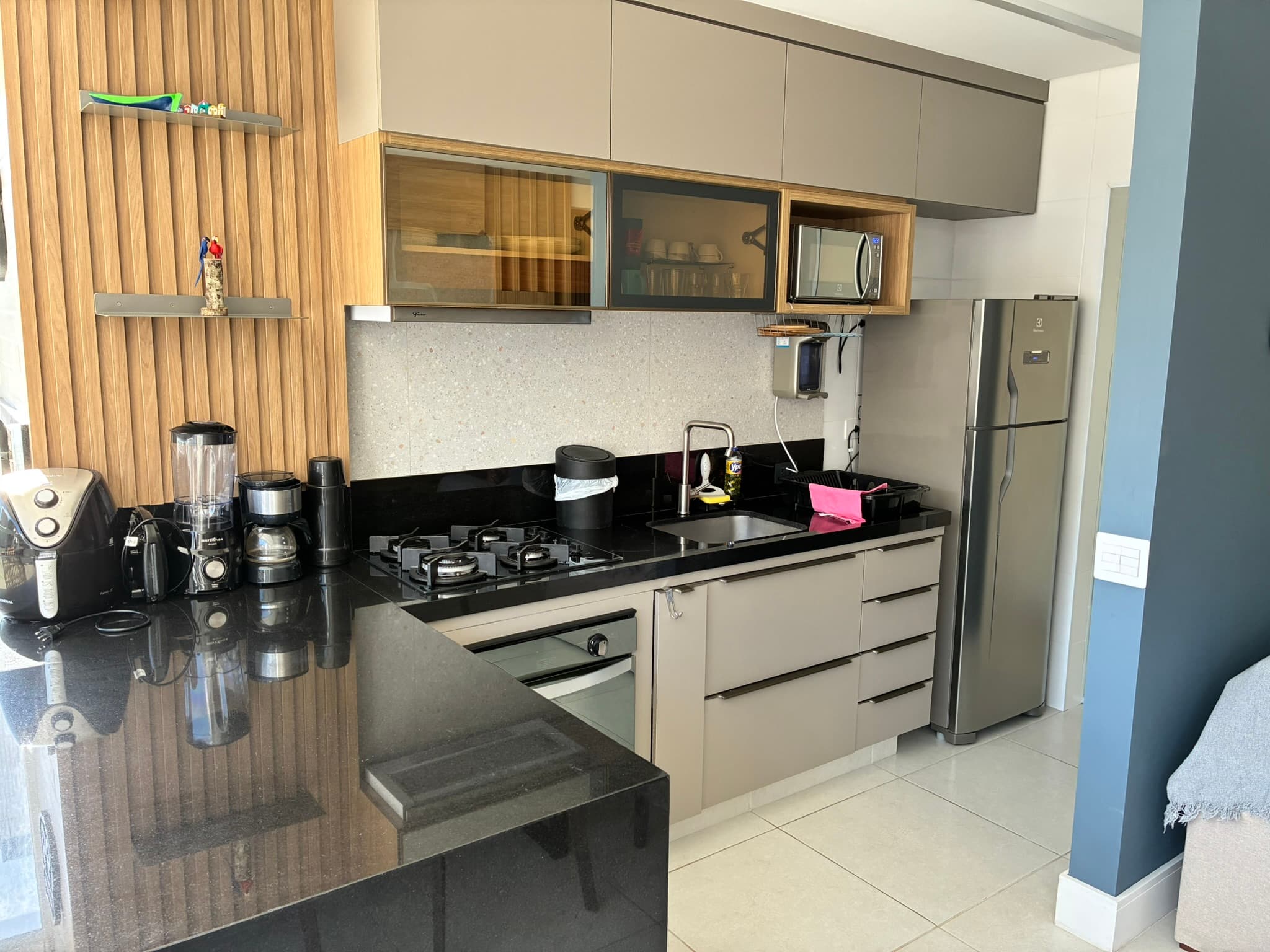 Cozinha completa com armários, eletrodomésticos e bancada