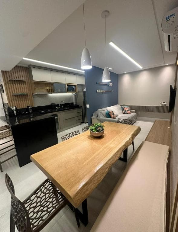 Sala de jantar e cozinha à noite com as cortinas abaixadas