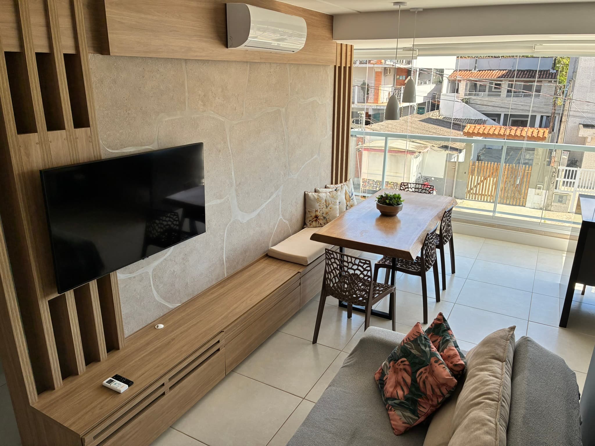 Sala de estar com televisão e mesa de jantar