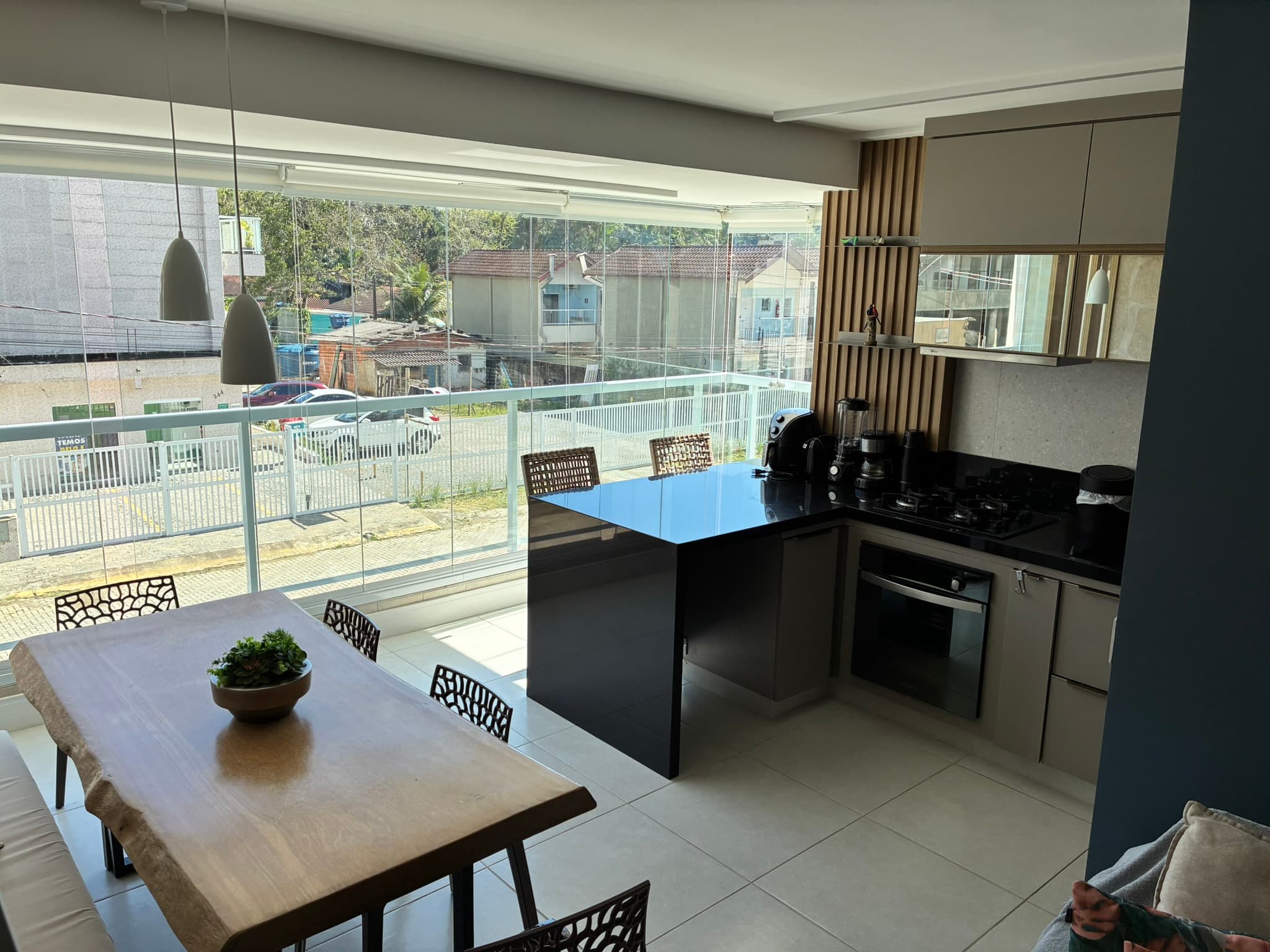Sala, cozinha e varanda integradas em um ambiente amplo