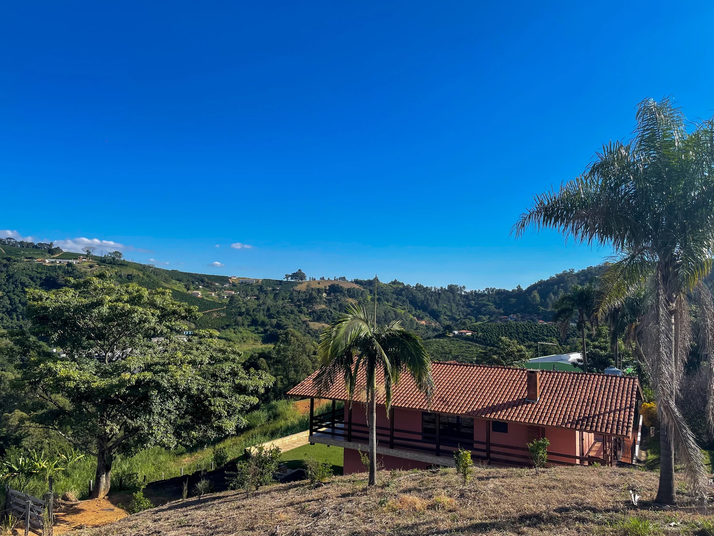 Sítio Santa Adélia cercado pelas montanhas de Serra Negra